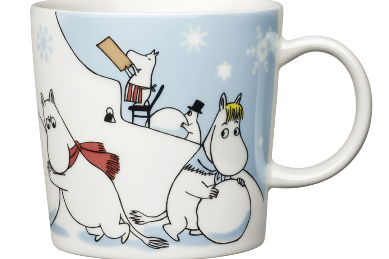 Mumin har fullt upp med sn&ouml;bollen, men Snorkfr&ouml;ken har intresset p&aring; annat h&aring;ll