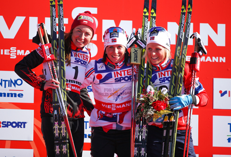 Tremilspallen. Kowalczyk, Bj&ouml;rgen, Johaug. FOTO: Laiho/NordicFocus.