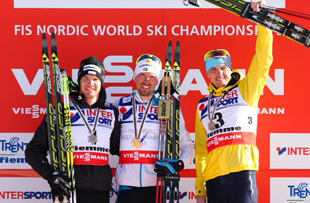 Femmilspallen med Cologna, Olsson och Poltoranin. FOTO: Laiho/NordicFocus.