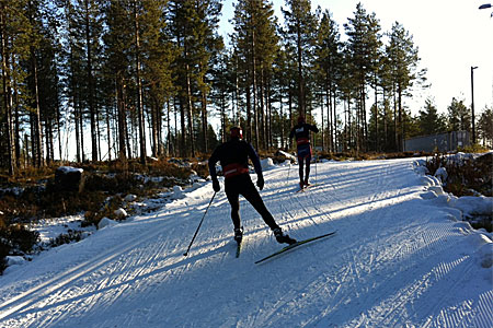 IFK Mora-åkarna Oscar Bergström och David Frisk skejtar uppför. FOTO: Johan Trygg. IFK Mora-åkarna Oscar Bergström och David Frisk skejtar uppför. FOTO: Johan Trygg.