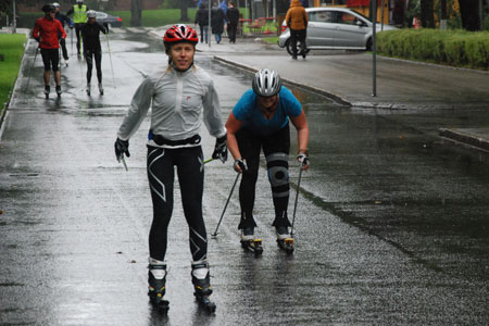 Regnet stoppade inte deltagarna p&aring; Mattias Svahns l&auml;ger. FOTO: Johan Trygg.