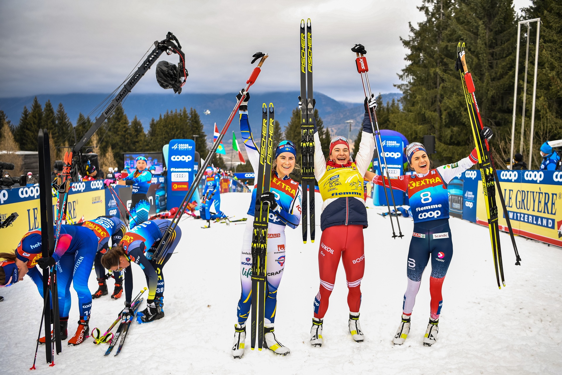 Topptrion i totalen. Ebba Andersson tvåa, Natalia Nepryaeva ett och Heidi Weng trea. 