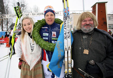 Daniel Tynell njuter av sin f&ouml;rsta seger i Engelbrektsloppet. FOTO: J&ouml;rgen Hjerpe.