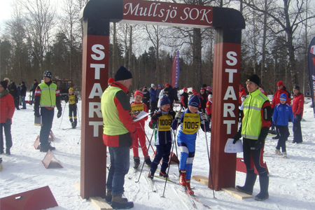 M&aring;nga ungdomar k&auml;mpade i Mullsj&ouml;skejten. FOTO: Mullsj&ouml; SOK.