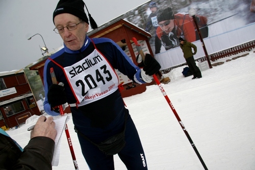 K-G som vi inte är vana att se honom. I den utfrågades roll, med skiddräkt dessutom... Foto: Per Frost