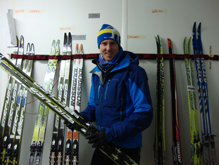 Martin Isaksson, vallare och l&auml;kare i den svenska truppen, fixade toppskidor.