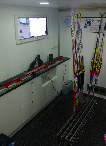 Fr&aring;n insidan av Salomon-Atomic-bussen. FOTO: Amer Sport.