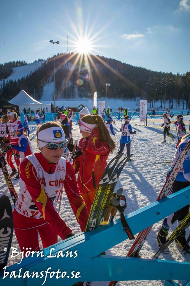 T&auml;vlingarna g&aring;r vid Bollebergets skidstadion. FOTO: Bj&ouml;rn Lans, balansfoto.se.