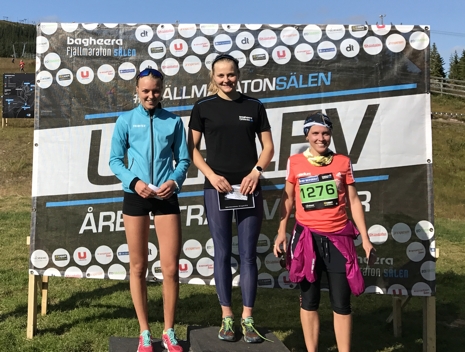 Stina på pallen i fjol med tvåan Louise Lindström och trean Karin Holmberg. FOTO: Bagheera Fjällmaraton Sälen.