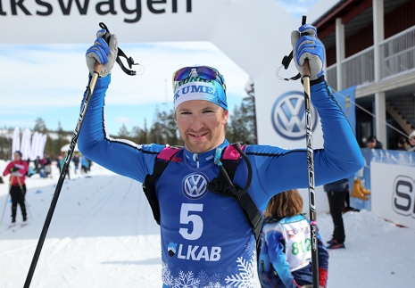 Teodor Peterson vann en tuff spurtfight n&auml;rmast f&ouml;re Klas Nilsson och Johan L&ouml;vgren. FOTO: Mickael Renstr&ouml;m, Imega Promotion.