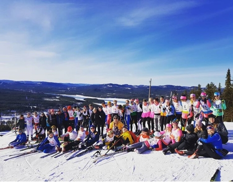 Hela gänget på toppen i av Gopshus slalombacke. FOTO: Mora skidgymnasium.