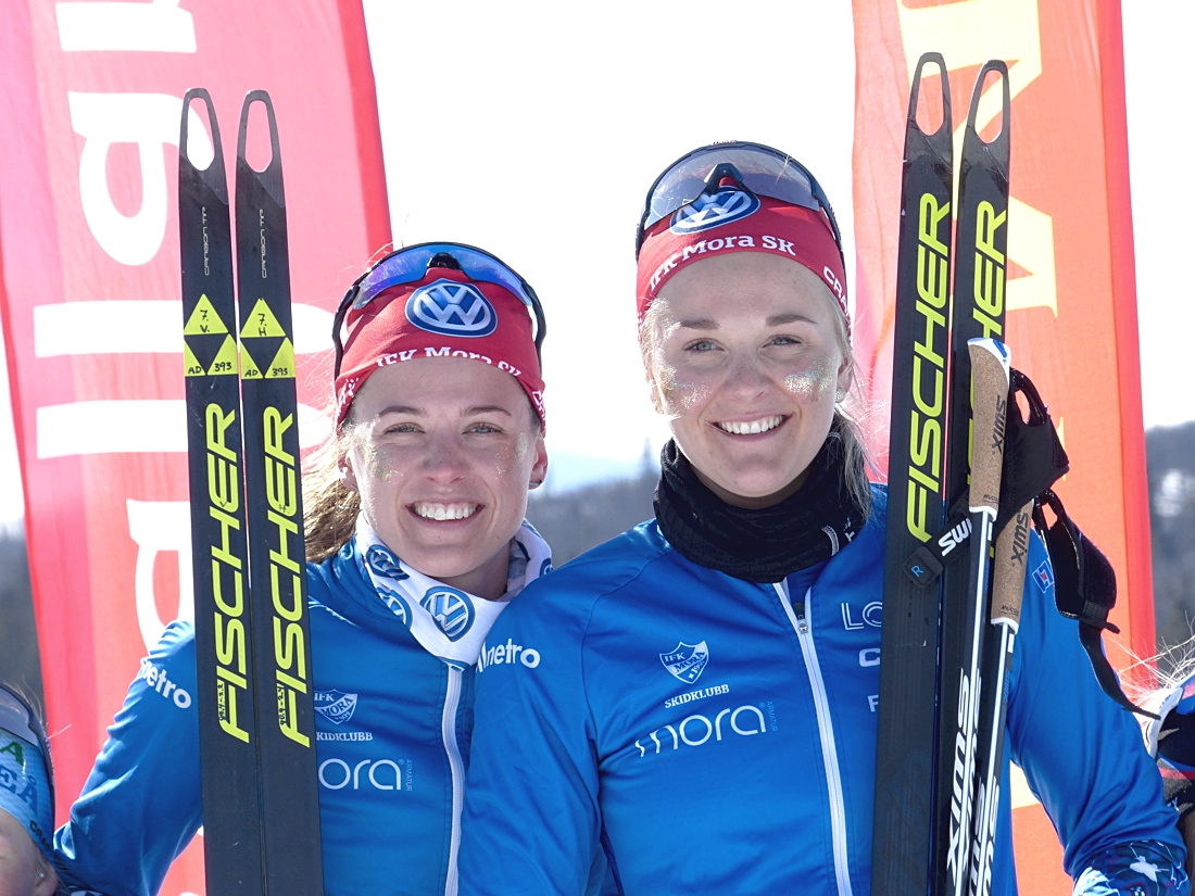 Anna Dyvik och Stina Nilsson tr&auml;nar med herrlandslags&aring;karna i Idre kommande vecka. H&auml;r &auml;r duon efter guldet p&aring; SM-sprintstafetten i v&aring;ras. FOTO: Johan Trygg/L&auml;ngd.se.