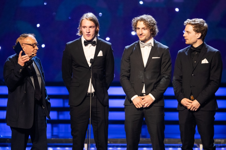 B&ouml;rje Andersson-Junkka delar ut priset till &aring;rets lag herrstafettlaget i skidskytte med Sebastian Samuelsson, Peppe Femling och Jesper Nelin. FOTO: Andreas L Eriksson/Bildbyr&aring;n.