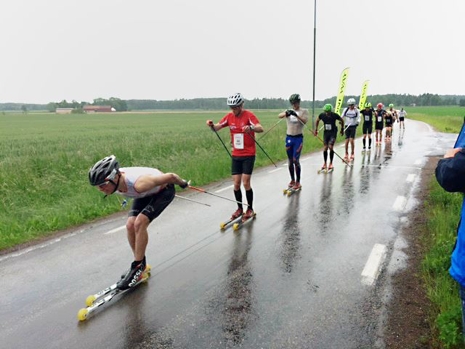 Axel Bergsten drar t&auml;tklungan n&auml;rmast f&ouml;re Ludwig T&auml;rning och Tobias Westman. FOTO: V&auml;stsvenska rullskidcupen.