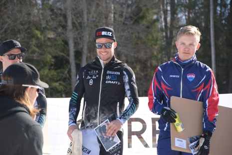Bob Impola och Linus Dudal tar emot priser. FOTO: filiplopez02.