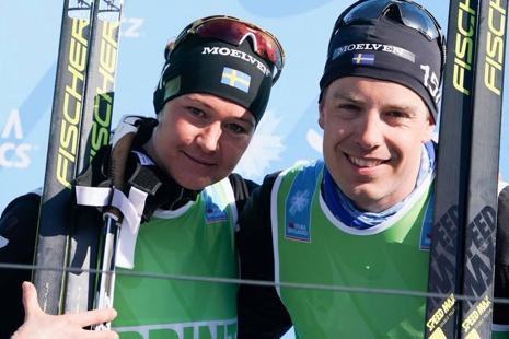 Totalvinnaren Britta Johansson Norgren tog också hem sprintvästen och bergsprisväsgten. Här med teamkompisen Anton Karlsson som var suverän vinnare av sprintvästen på herrsidan. FOTO: Magnus Östh.