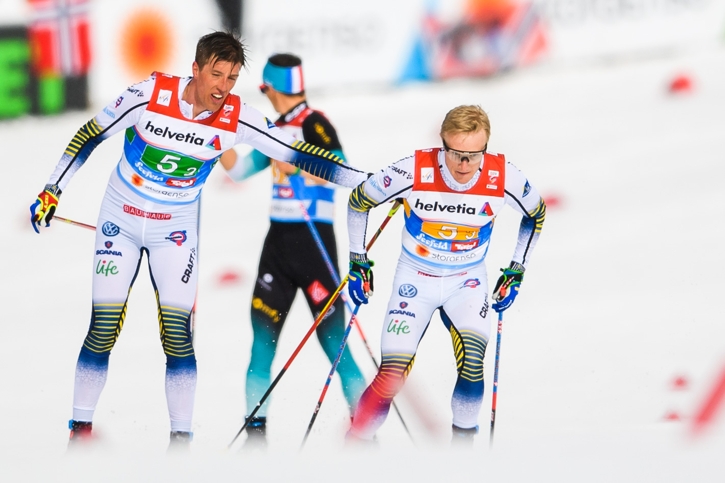 En sliten Calle Halfvarsson v&auml;xlar &ouml;ver till Jens Burman. FOTO: Joel Marklund/Bildbyr&aring;n.