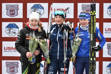 D 15-pallen: Mårta Rosenberg, Elina Franzén och Saga Fältenhag. FOTO: Rolf Zetterberg.