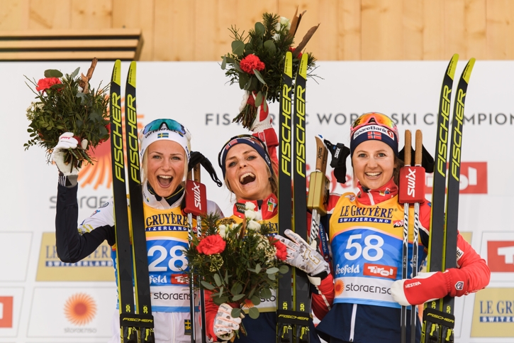 Gl&auml;dje p&aring; pallen mellan silver-Frida, guld-Johaug och brons-&Ouml;stberg. FOTO: Joel Marklund/Bildbyr&aring;n.