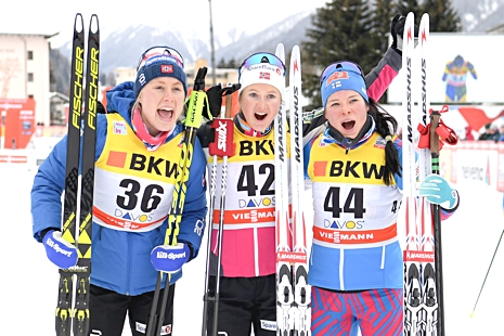 Glad topptrio i Davos. Ragnhild Haga, tvåa, Ingvild Flugstad Östberg, ett och Krista Pärmäkoski, trea. FOTO: Jon Olav Nesvold/Bildbyrån.