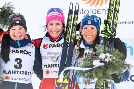 Krista P&auml;rm&auml;koski, Marit Bj&ouml;rgen och Charlotte Kalla p&aring; prispallen efter damernas skiathlon. FOTO: Carl Sandin/Bildbyr&aring;n.