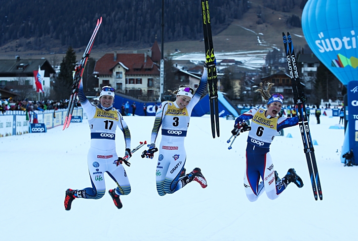 Glatt hopp fr&aring;n topptrion: Ida Ingemarsdotter, Stina Nilsson och Jessica Diggins. FOTO: Gepa pictures/Philipp Brem.