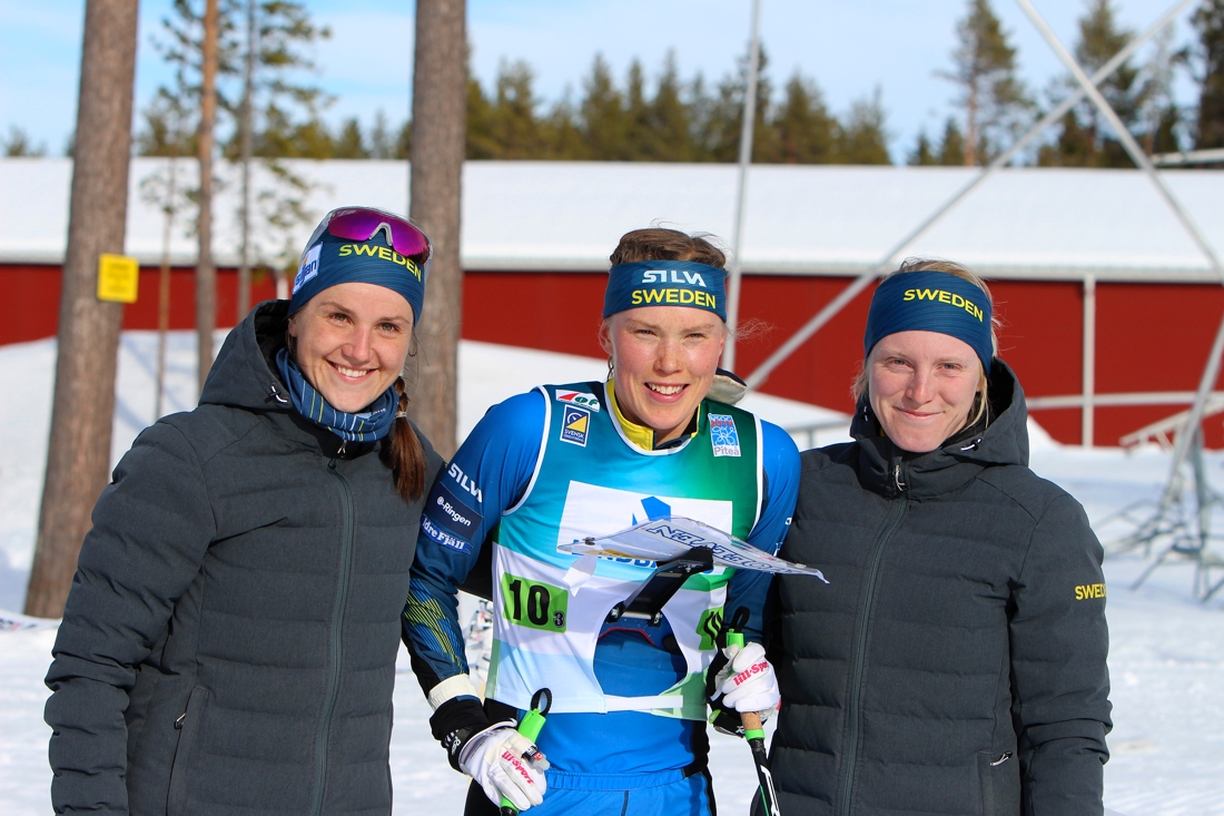 Magdalena Olsson, Tove Alexandersson och Linda Lindkvist tog silver i damernas VM-stafett. FOTO: M&aring;rten L&aring;ng/Svenska Orienteringsf&ouml;rbundet.