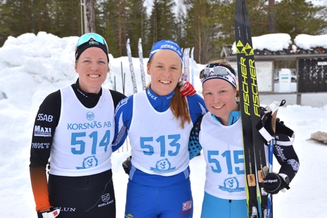 Topp tre i D 21 på Grönklittsjakten. Fr.v: Tvåan Moa Larsson, ettan Lena Viklund och trean Cajsa Martinsson. FOTO: Magnus Caris.