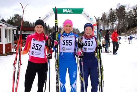 De tre snabbaste damerna på Roslagsloppet. Karin Strandh, Arlanda-Märsta SK, tvåa i mål. Ettan Caroline Wilbois, Göteborgs SK och segraren i D 17-18 Gry Kyllingstad, Häverödals SK. FOTO: Roslagsloppet.