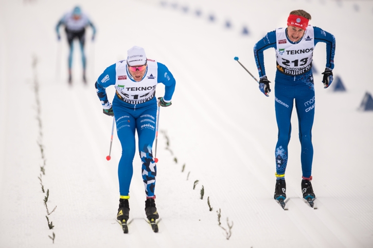 Daniel Rickardsson spurtar in på silverplats. Till höger femma Jonas Eriksson som hängde med Daniel sista halvan på loppet. FOTO: Simon Hastegård/Bildbyrån.