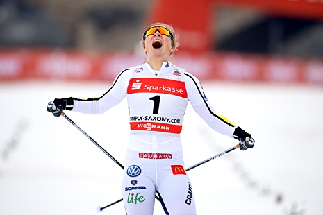 Hanna skriker ut sin glädje när hon korsar mållinjen som etta. FOTO: Vegard Wivestad Grått/Bildbyrån.