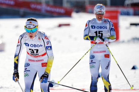 Ebba Andersson i mål strax före Charlotte Kalla. FOTO: Simon Hastegård/Bildbyrån.