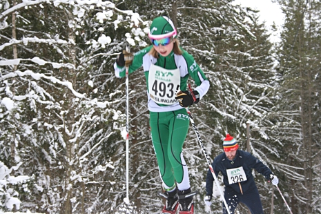 Loppets yngsta deltagare Edith Carlander, 11 år forcerar brantbacken. FOTO: Arrangören.