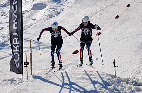 Elin Törnqvist och Anja Andersdotter hand i hand till delad seger. FOTO: filiplopez02.