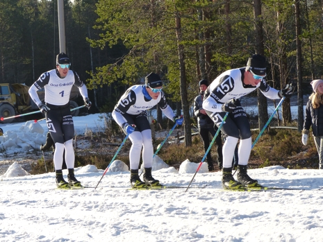 Emil drar f&ouml;re lagkompisarna Andreas Holmberg och Anton Karlsson vid Gr&ouml;nklittspremi&auml;ren i s&ouml;ndags. FOTO: Johan Trygg/L&auml;ngd.se.