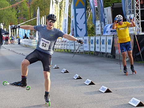Så här glad blev Emil Hagström när han finalvann över Leo Johansson. FOTO: Johan Trygg/Längd.se.