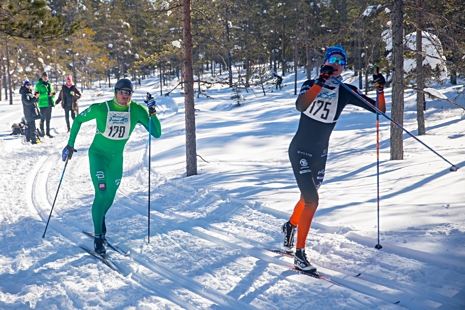 Emil Johansson och Simon Andersson kämpar på i den härliga terrängen. FOTO: www.adamediamedmera.se