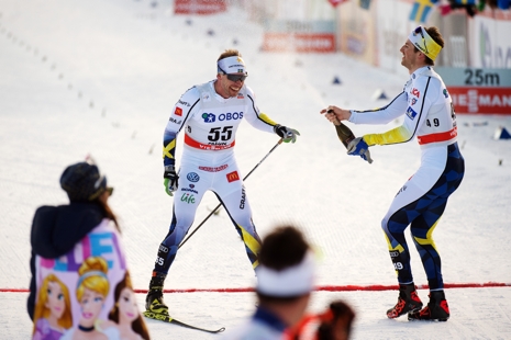 Emil J&ouml;nsson togs emot p&aring; m&aring;llinjen av Teodor Peterson efter sitt sista v&auml;rldscuplopp. FOTO: Simon Hasteg&aring;rd/Bildbyr&aring;n.
