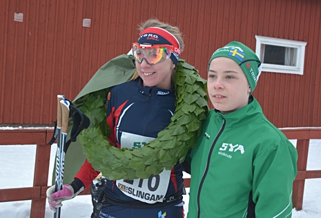 Erika Karlsson vann damklassen och gratuleras av Syas kransmas Alfred Derke. FOTO: Arrangören.
