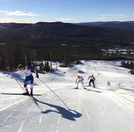B&aring;lsta SK:s Martin Mickels och n&aring;gra &aring;kare till p&aring; v&auml;g upp mot toppen av Gopshusbacken.
