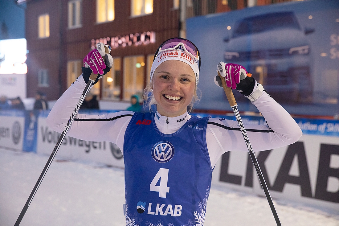 En glad Emma Ribom efter sprintsegern i G&auml;llivare. FOTO: Volkswagen Tour.