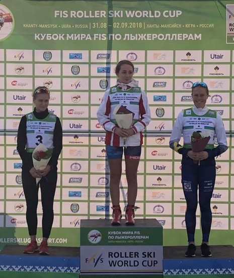 Hanna Abrahamsson på pallen som trea. FOTO: Svenska skidförbundet.