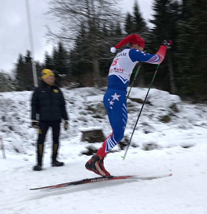 Vinnaren i H 15-16, Harald Ekenberg, IK Stern, hugger på i stakningen med passande huvudbonad under JulKaramellen i Borås. FOTO: Alfons Peterson.