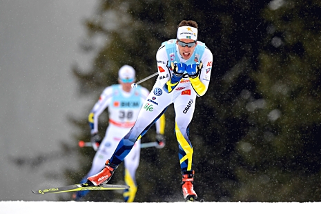 Marcus Hellner p&aring; v&auml;g mot sj&auml;tte plats i Davos. I bakgrunden Daniel Rickardsson som blev andre svensk som 22:a. FOTO: Jon Olav Nesvold/Bildbyr&aring;n.