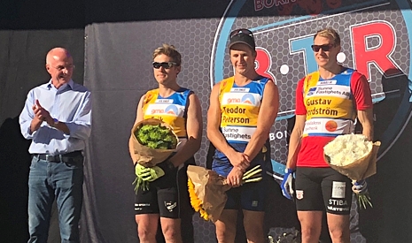 Herrpallen med tv&aring;an Erik Silfver, ettan Teodor Peterson och trean Gustav Nordstr&ouml;m och prisutdelare Svennis. FOTO: Tomas Bredberg.