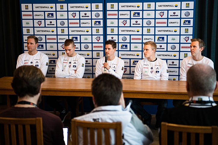 Ett eftert&auml;nksamt herrlandslag inf&ouml;r l&ouml;rdagens lopp: Daniel Rickardsson, Viktor Thorn, Tiio S&ouml;derhielm, Jens Burman och tr&auml;naren Fredrik Uusitalo. FOTO: Mathias Bergeld/Bildbyr&aring;n.