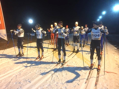 Starten för herrklassen med Marcus Ottosson, Markus Johansson, Jimmie Johnsson och Oscar Persson i pole position. Slutsegraren Anton Karlsson är skymd bakom Markus Johansson i andra raden. FOTO: Bror Nilsson.