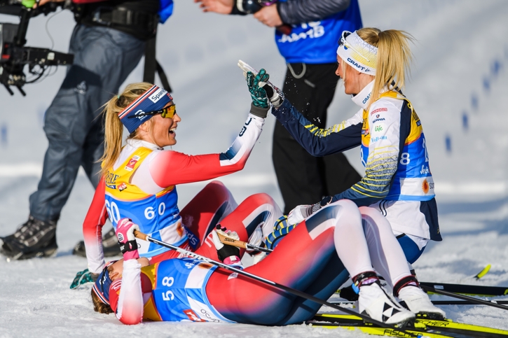 Frida g&ouml;r high five med Johaug intill en utslagen Flugstad &Ouml;stberg. FOTO: Joel Marklund/Bildbyr&aring;n.