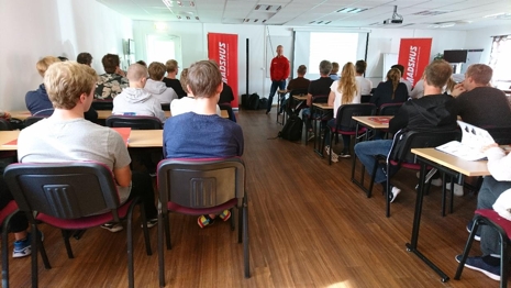 Madshus VD Nils Hult informerar &aring;karna om kommande nyheter. FOTO: Madshus/Sportwin.