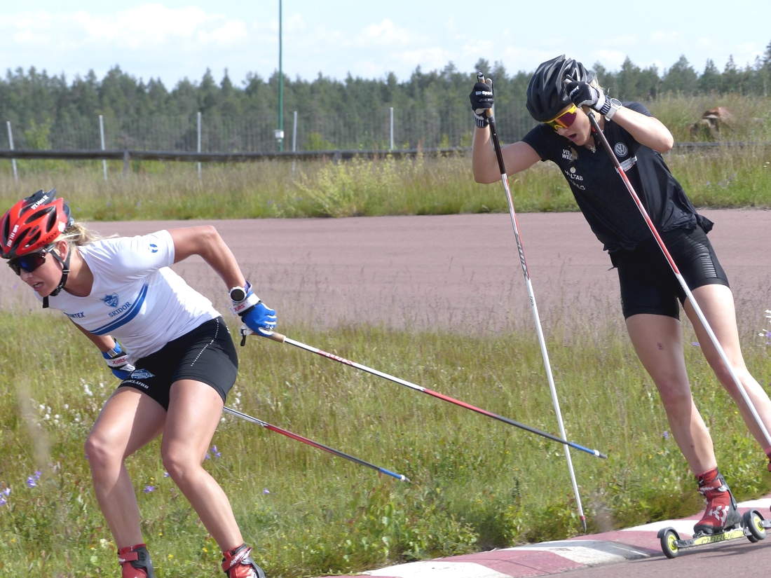 Stina i rygg p&aring; klubbkompisen Ida Dahl n&auml;r de k&ouml;rde sprinttr&auml;ningen p&aring; gokartbanan vid IFK Mora SK:s midsommarl&auml;ger. FOTO: Johan Trygg/L&auml;ngd.se.